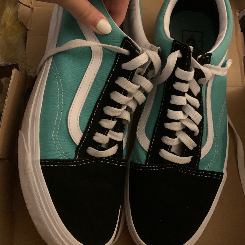 Rare Vans Mint-Green Color Sneakers 👟 US Size: 9.5 In Men’s & 11 in Woman’s